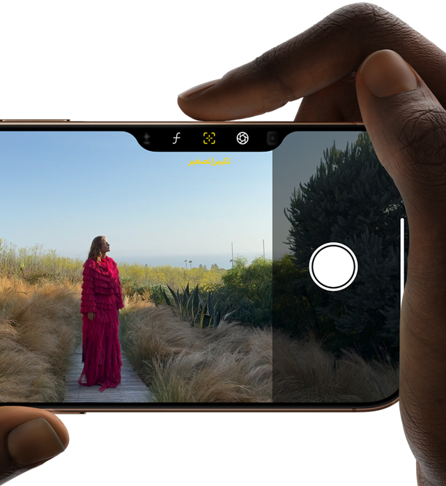 وحدة التحكم في الكاميرا في iPhone 16 Pro‏ مع إصبع أيمن يمرر على جانب الجهاز لضبط عمق المجال