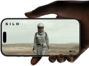يد تحمل iPhone 17 Pro،‏ [NDA]، في الوضع الأفقي، فيديو معروض على شاشة تغطي الواجهة بالكامل يوضح عمر البطارية